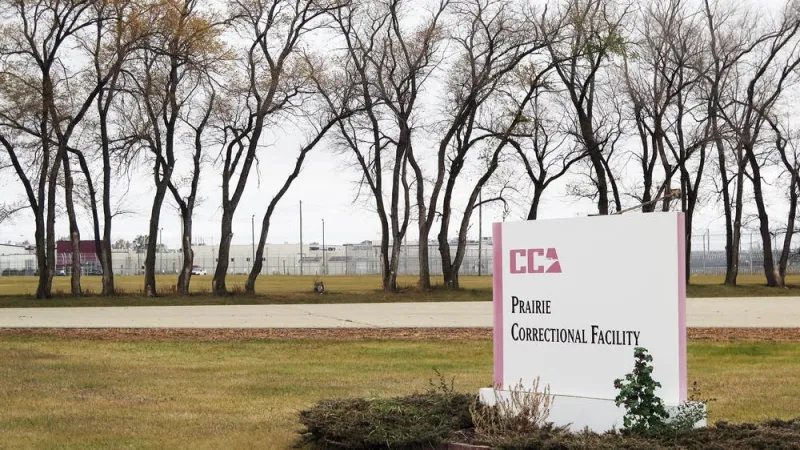 Feds propose housing ICE detainees in western MN prison