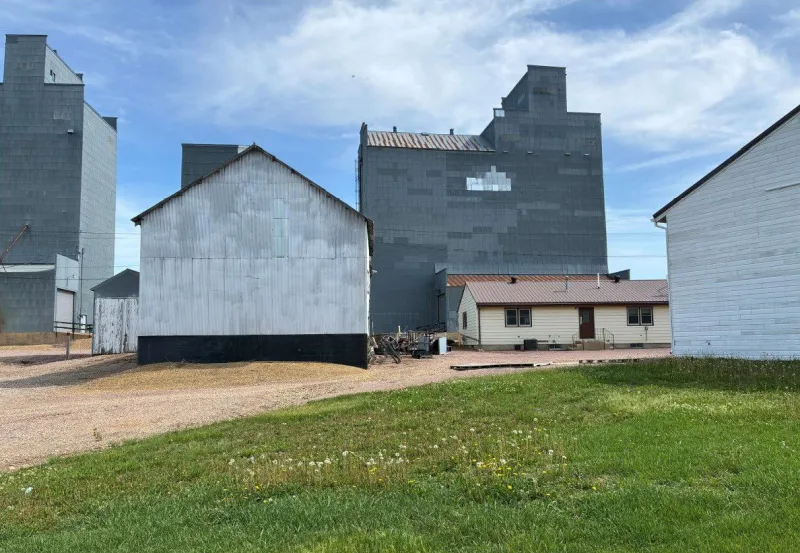 City to 'drop the hammer' on old elevator