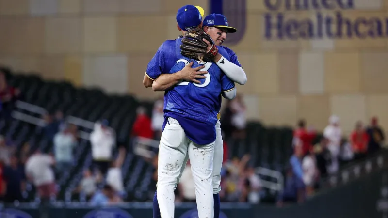 Clemens, Lewis, Lee homer off Stanek in the Twins' 9-8 win over the Cardinals