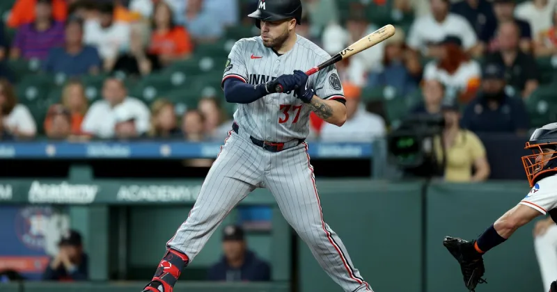 Alvarez's grand slam highlights 6-run inning as the Astros beat the Twins 6-4