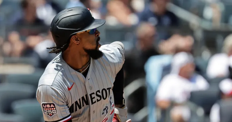 Twins center fielder Byron Buxton leaves game against Yankees with a hip injury