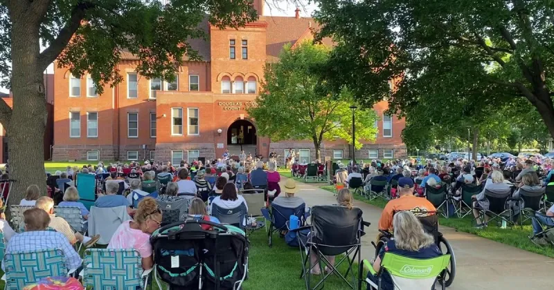 Front Fenders entertain big crowd Thursday night in Alexandria