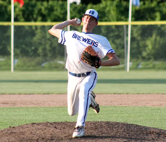 Becker, Brewers win pitchers' duel over Martins