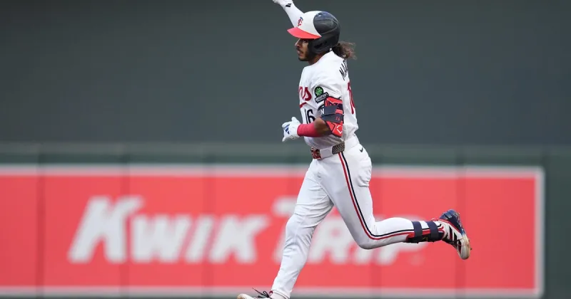 Martin goes 4 for 5, including a home run in the Twins' 9-5 win over the Orioles