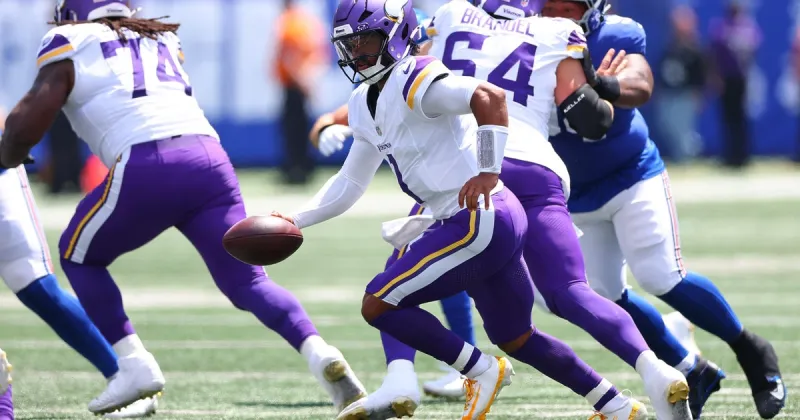 Murray debuts as Minnesota's starting QB, Dart throws for a TD as Vikings beat Giants 13-10