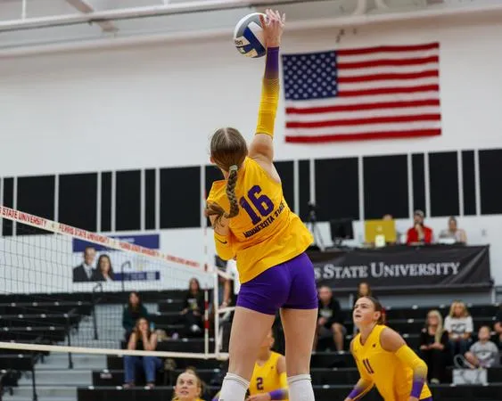 Mavericks Lose to No. 10 Ferris State in Straight Sets
