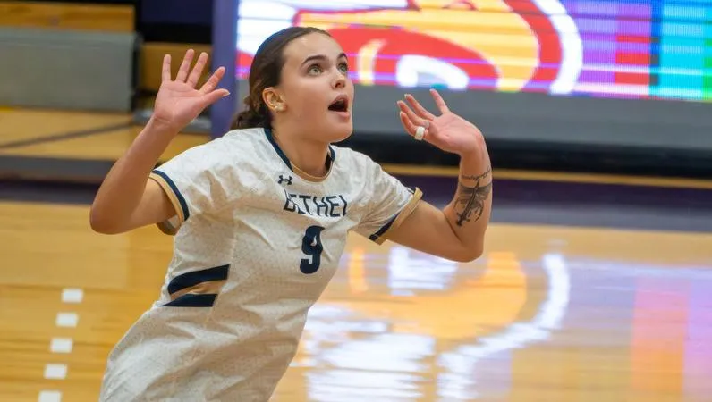 Royals Defeat Lawrence, Fall to Northwestern (Minn.) on Day One of Kathryne Pals Legacy Invitational