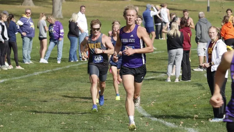 Men's cross country finishes 15th at Augustana Twilight