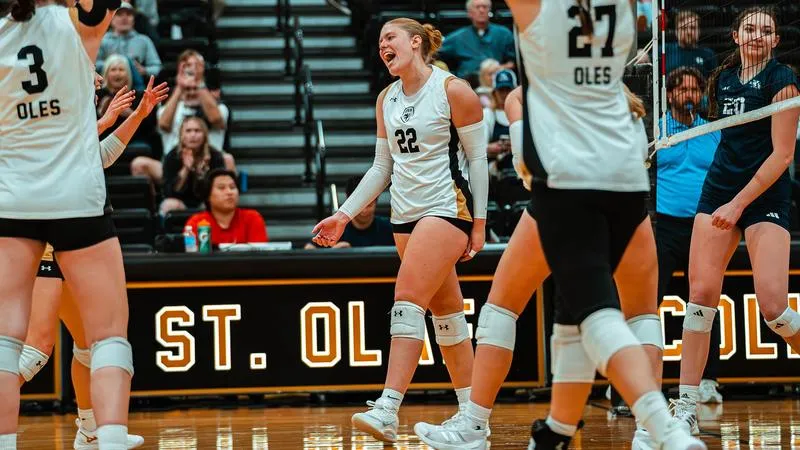 Volleyball tops No. 14 WashU to finish off 3-1 weekend in St. Louis
