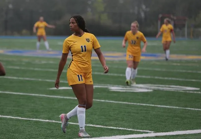 Women's Soccer Blanks Crown, Allows No Shots