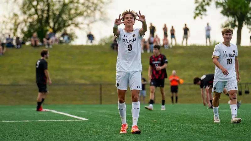 No. 3 men's soccer eases past Bethany Lutheran behind Soares' hat trick