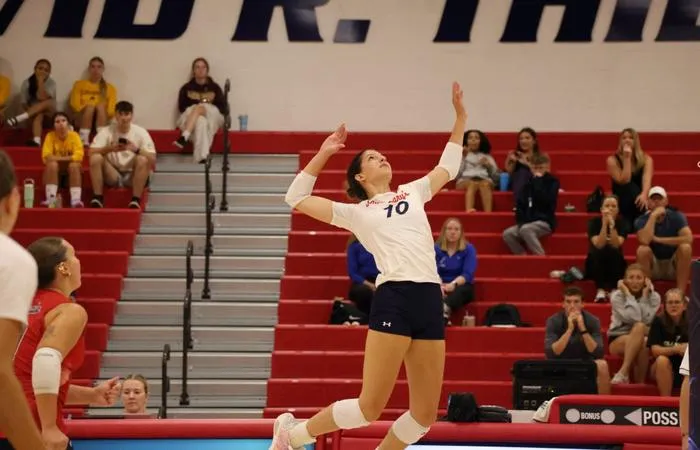 Volleyball Splits Final Day of Matches in Wisconsin