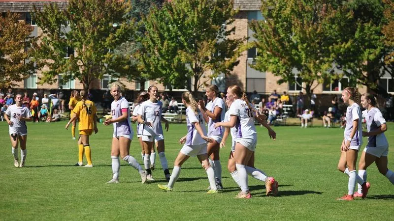 Late rally pushes Wildcats past Blugolds, 2-1