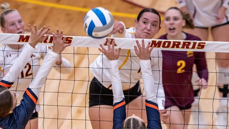 Volleyball Splits Matches in Final Day at St. Paul Classic
