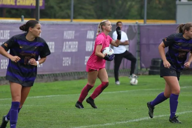 No. 5 Mavericks continue hot start with 3-0 defeat of UMary