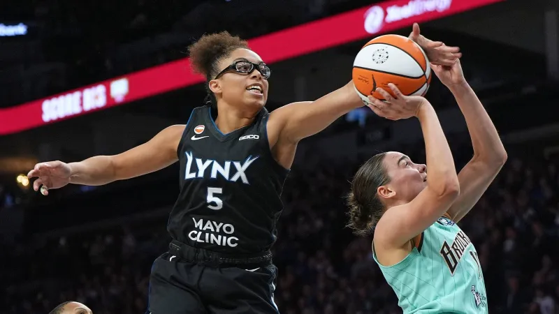 Over 15,000 fans turn out for Olivia Miles goggle give away as Lynx return to action