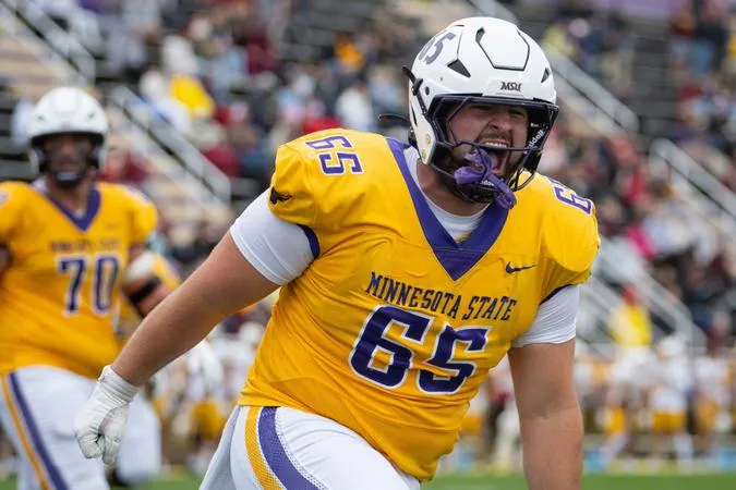 No. 4 Mavericks Silence Wolves, 35-17 in Battle of Unbeatens