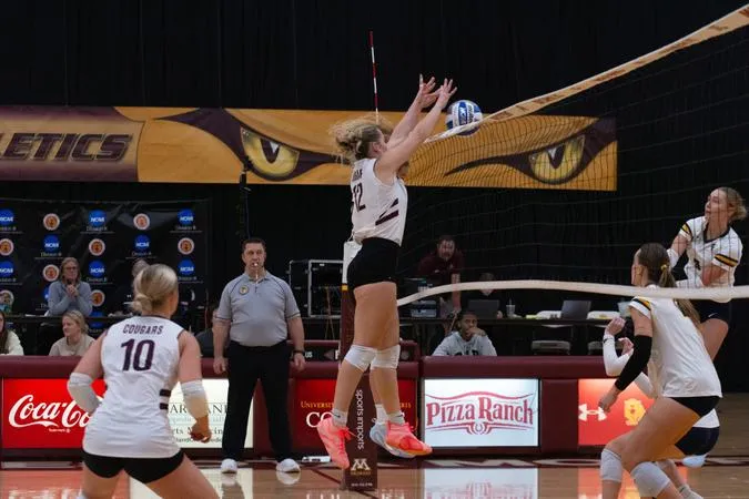 Volleyball Improves to 2-0 in UMAC Action