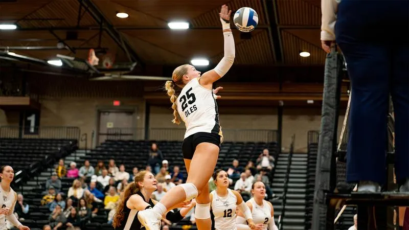 No. 25 volleyball drops home opener in five sets to Minnesota Morris