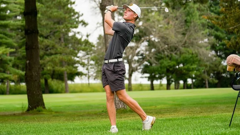 Dusenbury, Brown lead Sunday rise, men's golf ties for fifth at SJU Fall Invite