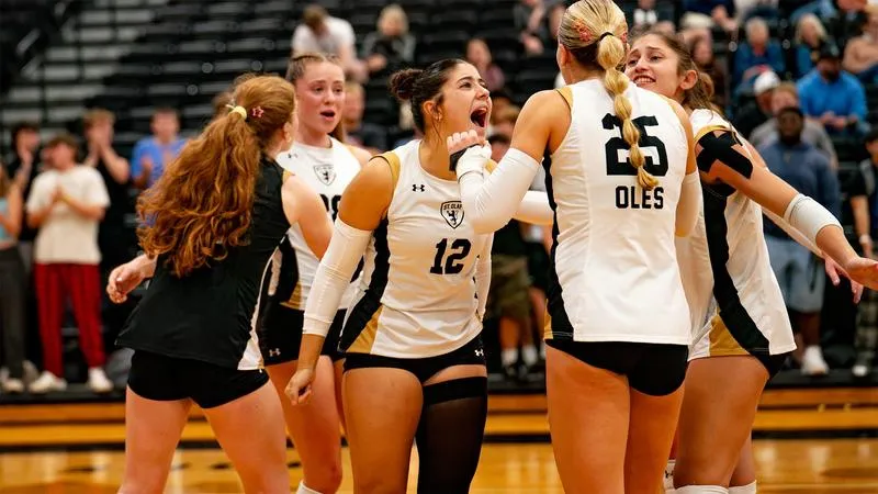 Volleyball extends streak in balloting for AVCA national poll