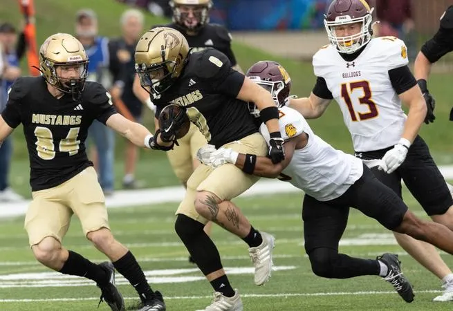 No. 19 UMD Football Holds Strong Against Mustangs, 28-6