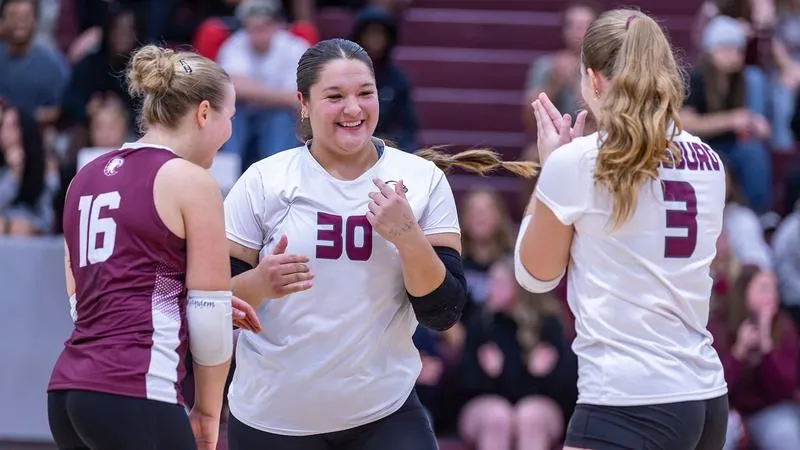 Volleyball falls in five sets to Knights
