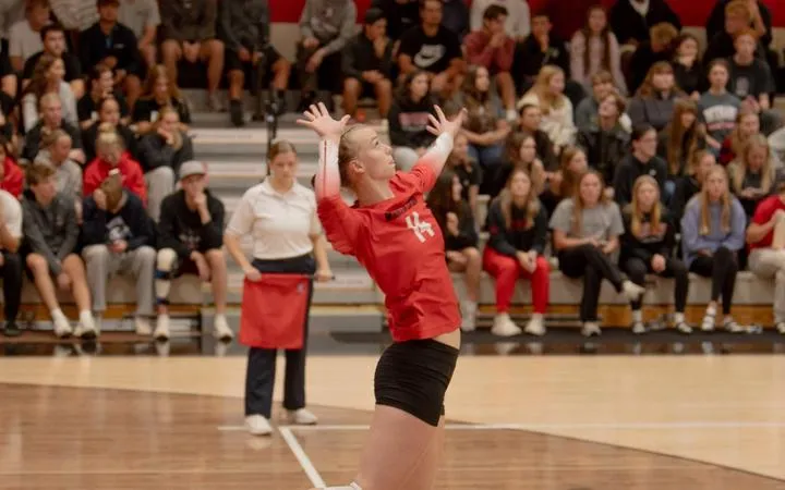 Volleyball battles, swept by Superior
