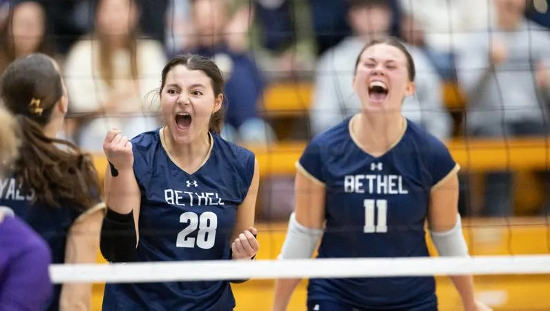 Royals Stay Unbeaten in MIAC With Road Win at Carleton