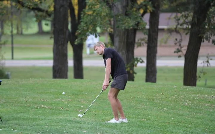 Pearson, Men's golf, in contention after round one of UMAC Championship