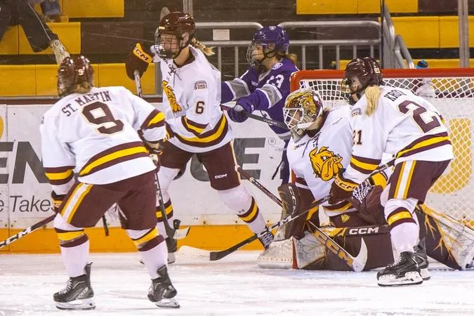 Late Goal Gives St. Thomas 2-1 Edge Over No. 9/10 Bulldogs in WCHA Opener