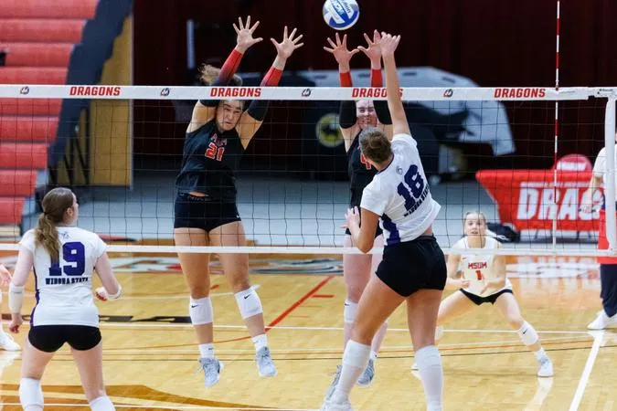 Moorhead Closes Homecoming Weekend with Sweep of Warriors