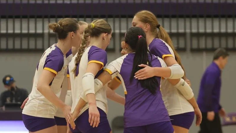 Volleyball falls to Saint Benedict