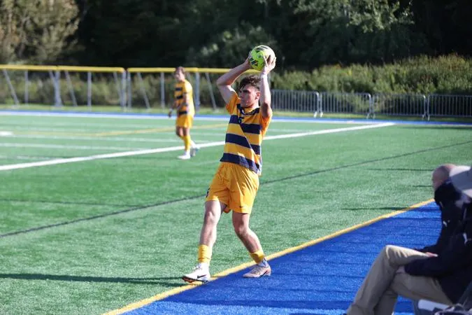 Men's Soccer's Four-Game Winning Streak Snapped by No. 1 St. Olaf