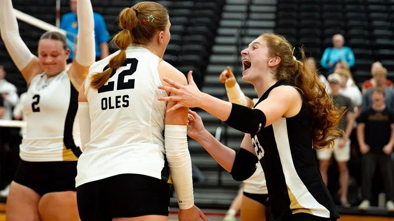 Volleyball upends No. 4 UW-Eau Claire for second top-15 win