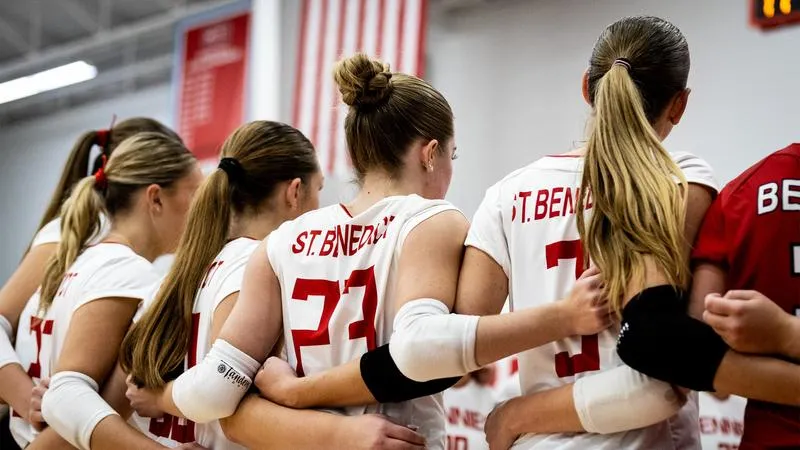 Volleyball Hosts Saint Mary's for Homecoming Weekend