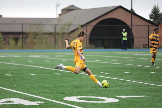 Men's Soccer Falls at Augsburg, Remains in MIAC Playoff Hunt