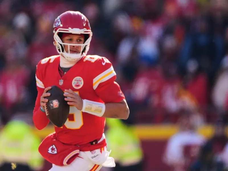 Mahomes takes part in Chiefs' first voluntary workout, just 5 months after undergoing knee surgery