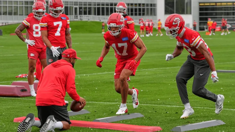 Patrick Mahomes takes a big step forward on his repaired knee, joining Chiefs for workouts