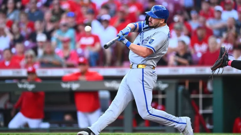 Massey hits tiebreaking RBI single in 9th inning, Royals beat Reds 5-2