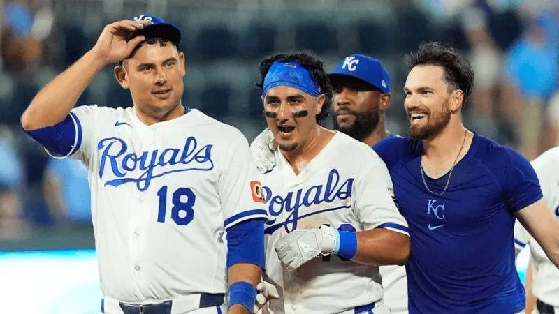 Loftin's squeeze bunt in the ninth gives the Royals a 4-3 victory over the Giants