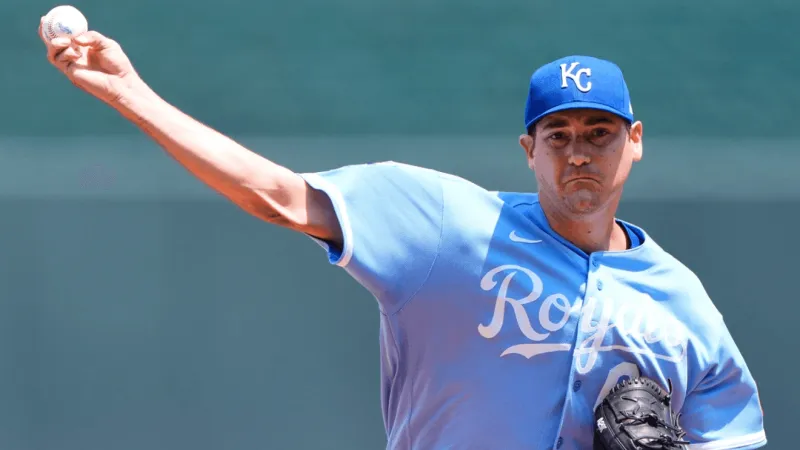 Salvador Perez ties franchise home run record with his 317th as the Royals beat the Giants