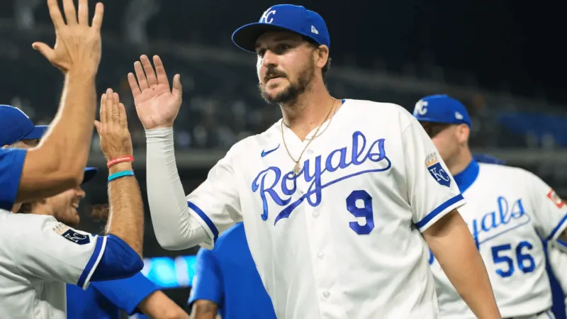 Royals put Vinnie Pasquantino on 10-day injured list with a sore right wrist