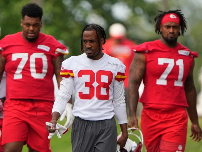 Josh Simmons is back at full speed, providing a key shield for Patrick Mahomes in Chiefs camp