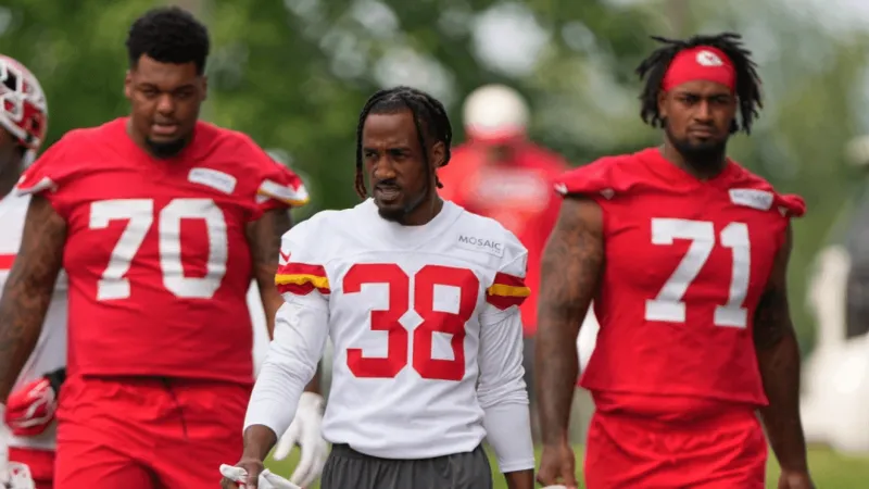 Josh Simmons back at full speed, providing key shield for Patrick Mahomes in Chiefs camp