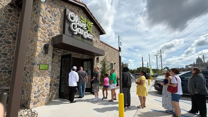 People line up for Olive Garden's grand opening in Jefferson City