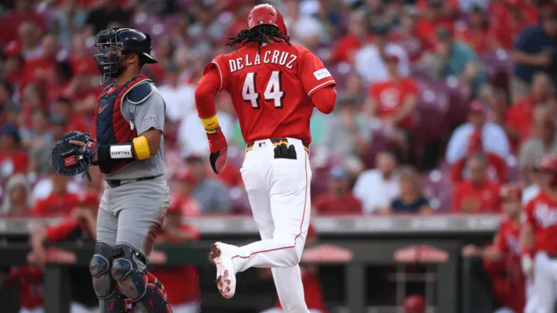 De La Cruz's walk-off hit gives Reds 6-5 win over Cardinals to split doubleheader