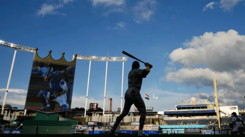 John Rave hits bases-clearing double in 7-run 8th and Royals beat Athletics 9-7