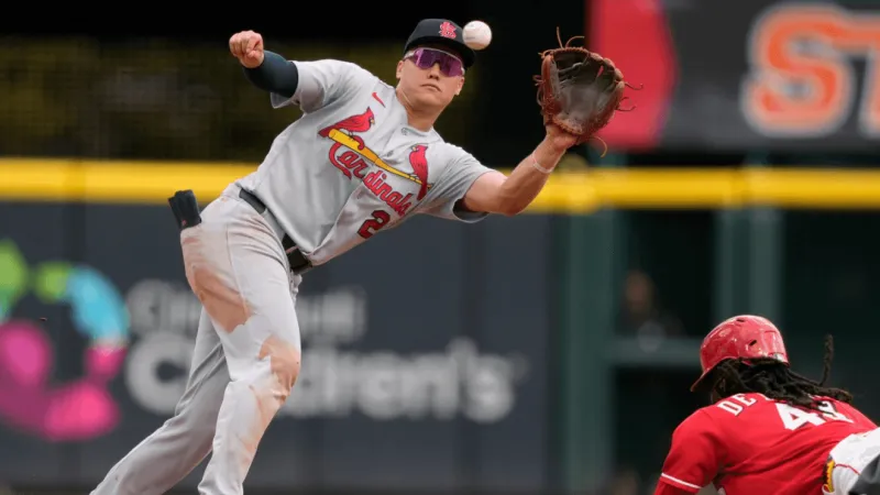 Dane Myers' dropped fly with 2 outs in 9th gives Cardinals a wild 10-9 win over Reds