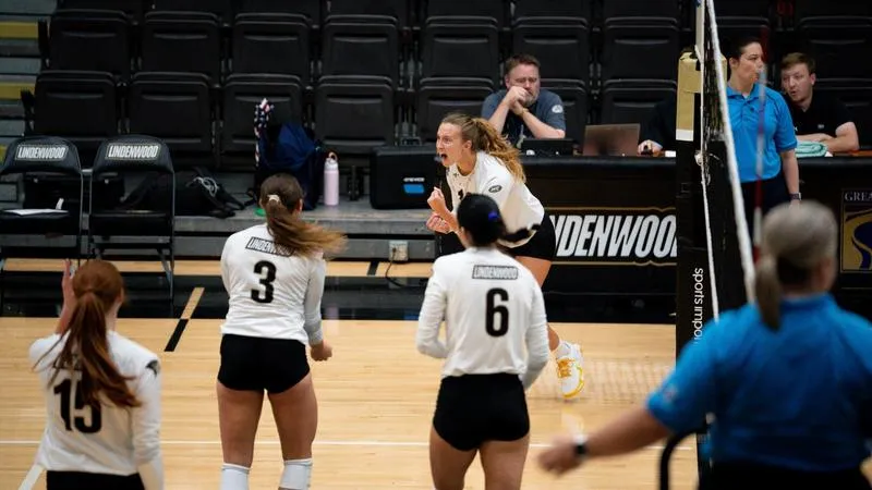 Women's Volleyball Sweeps UIC in Season Opener
